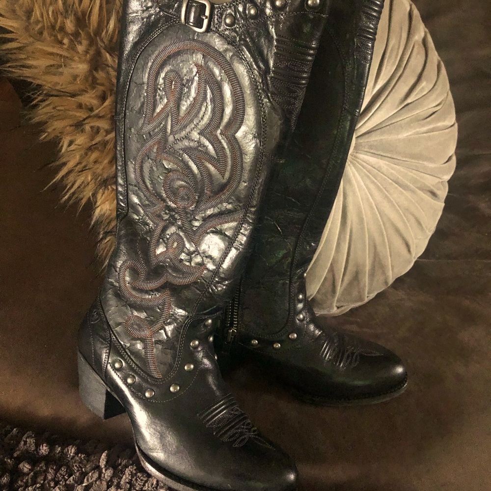 ✨ Rare ✨ EUC AMAZING Ariat Black Distressed Studded Cowboy Boots 7.5 B 🔥…